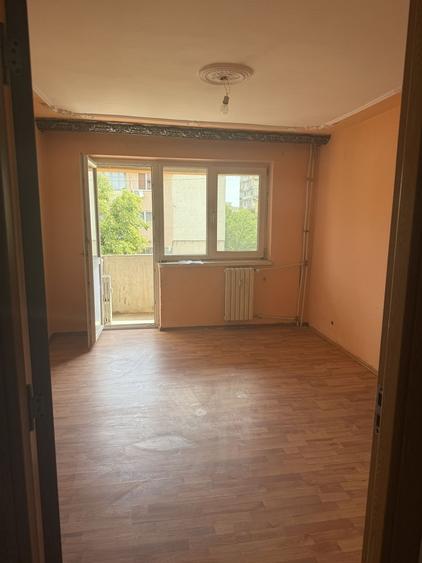 Apartament cu 3 camere semidecomandat în Cet