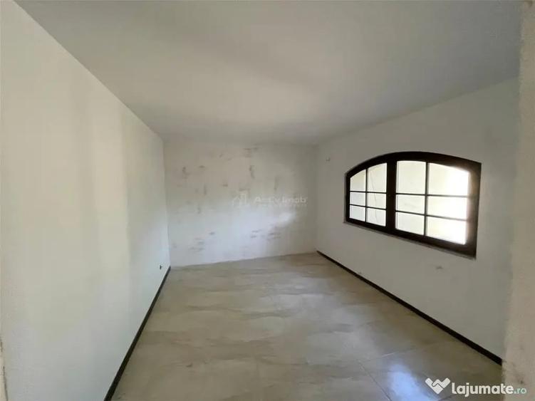 Casă cu 9 camere cu Teren 280 Mp în Petrești