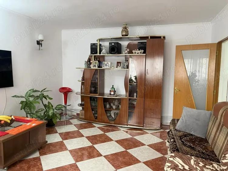 Apartament cu 4 camere decomandat în Vitan