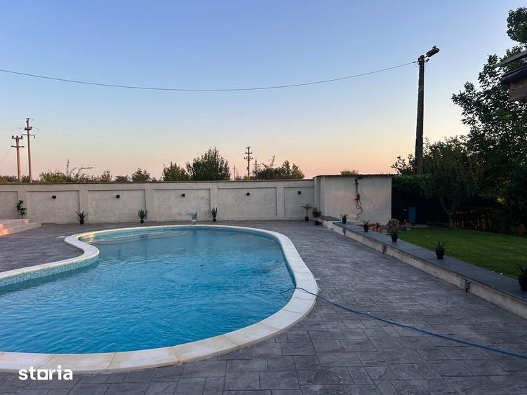 Casă cu 10 camere cu Teren 2000 Mp în Central