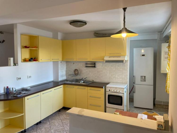 Apartament cu 4 camere decomandat, mobilat în Central