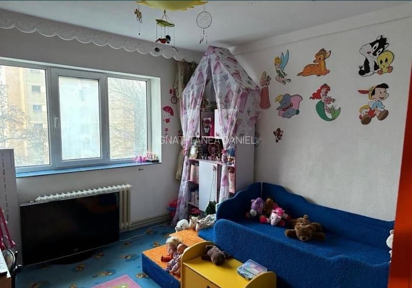 Apartament de 4 camere, decomandat, zona Tatarasi