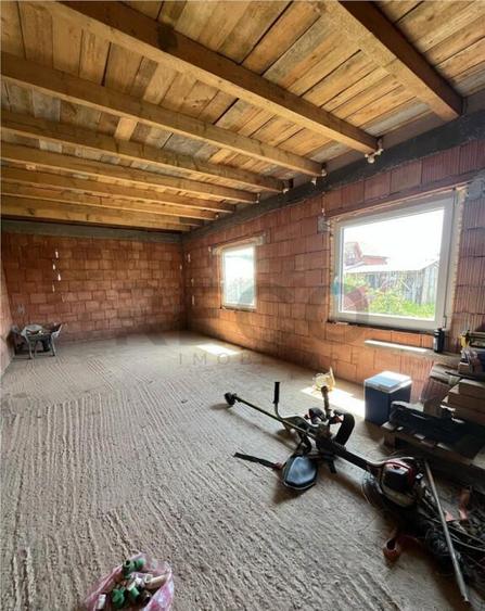 RECO Casa la rosu, la iesire din Les, langa padure - 1