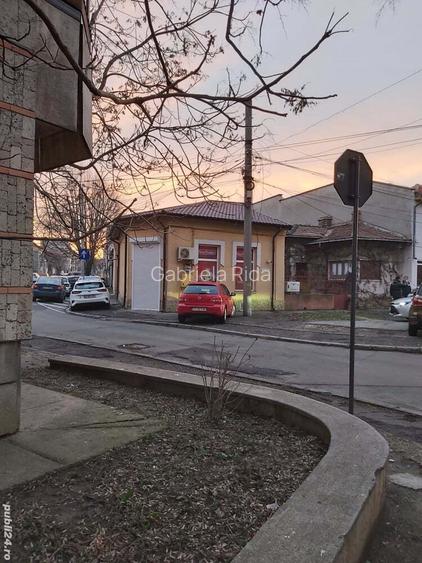 Vand casa cu spatiu comercial,120 mp,central,cu deschidere la 2 strazi Vand casa cu spatiu comercial,120 mp,central,cu deschidere la 2 strazi