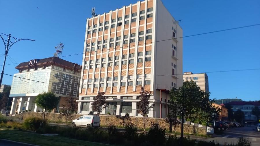 Clădire comercială cu 4 etaje de închiriat BD.Republicii, în Reșița, Caraș-Sever - 3