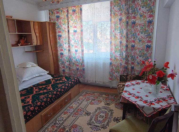 Apartament cu 3 camere decomandat, mobilat în Școlilor