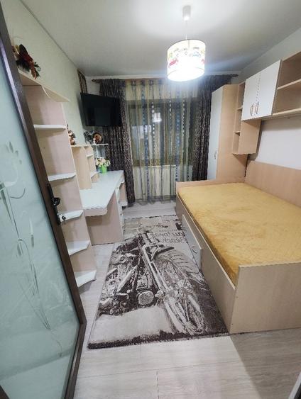 Inchiriez apartament 3 camere - 6