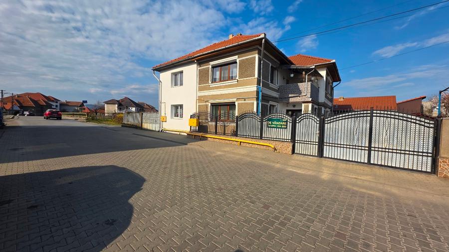 Casă de vânzare  - 2