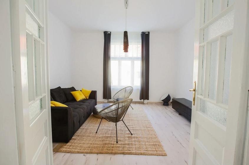 Chirie, apartament 2 dormitoare, central 550 E/lună (neg). Comision 0. - 4