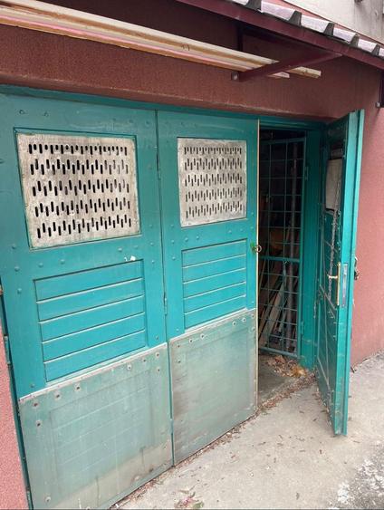 Apartament si 2 garaje de vanzare - 1