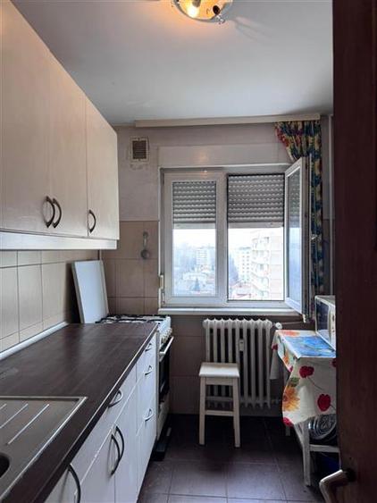 Apartament cu 3 camere semidecomandat în Obor