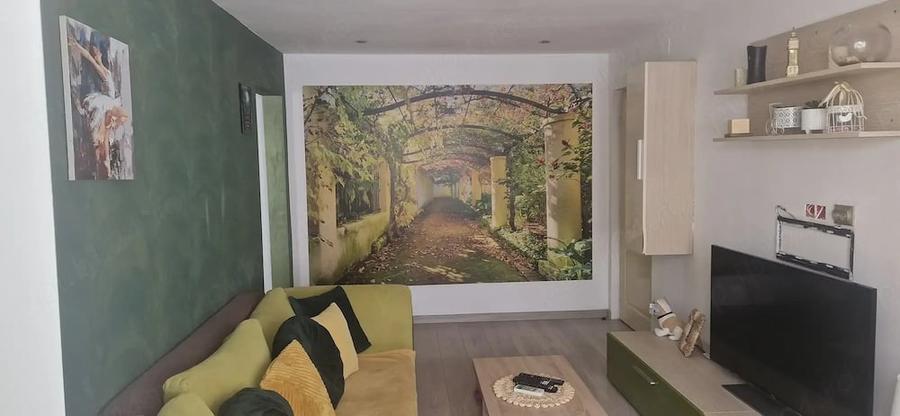 Apartament cu 3 camere semidecomandat în Central