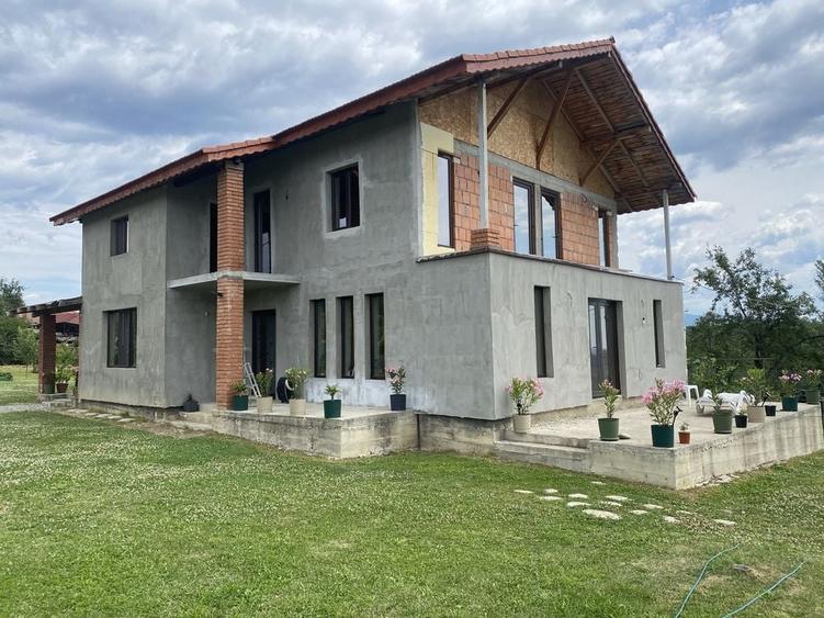 Casă cu 4 camere în Turcești