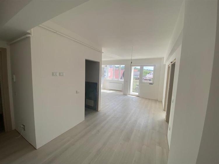 Apartament cu 3 camere semidecomandat în Bucium
