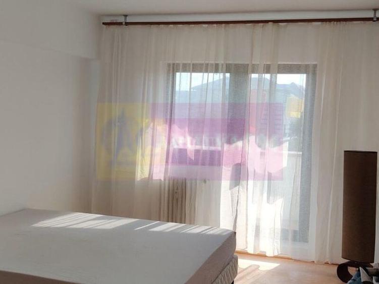Apartament cu 3 camere decomandat, mobilat în Splaiul Unirii