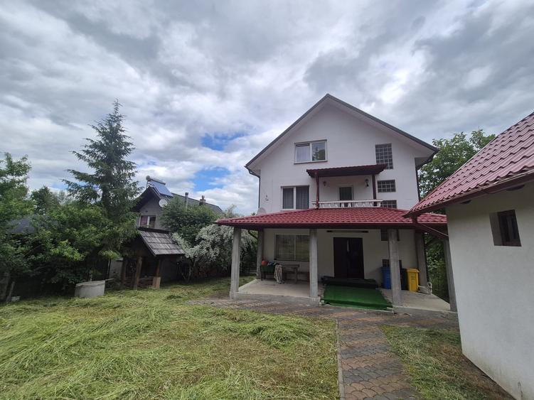 Casă individuală cu 10 camere cu Teren 1000 Mp în Arbore