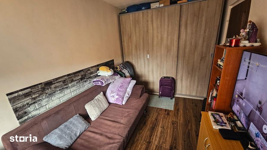 Apartament cu 3 camere semidecomandat, mobilat în Valea Rosie