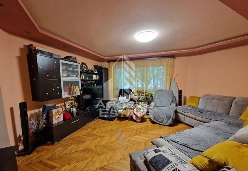 Apartament cu 3 camere semidecomandat, mobilat în Soarelui