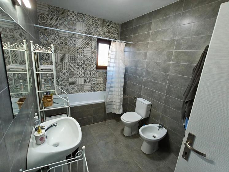 Casă cu 4 camere decomandat în Săbăreni