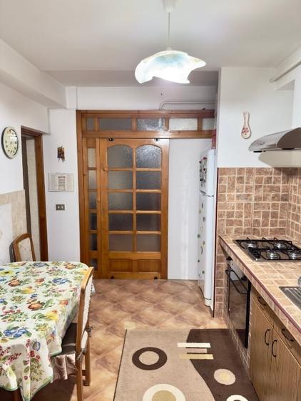 Apartament cu 3 camere decomandat, mobilat în Central