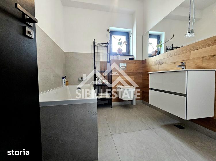 Casă cu 9 camere cu Teren 420 Mp în Șelimbăr