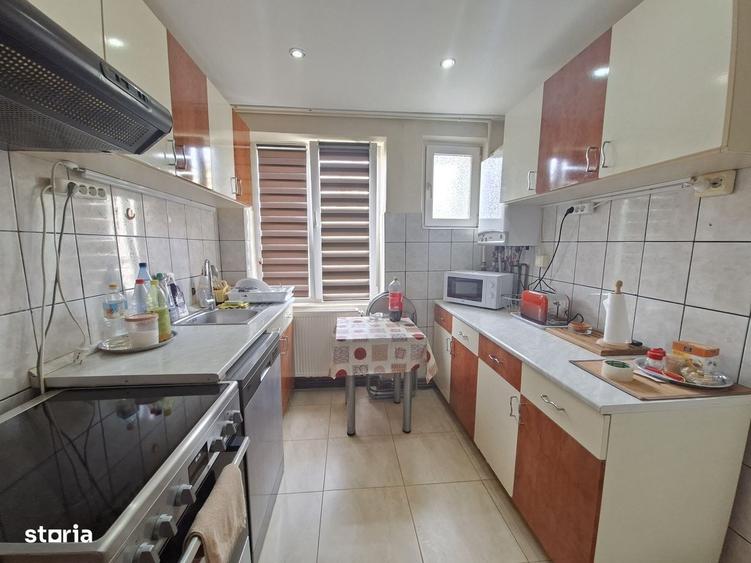 Apartament cu 3 camere decomandat în Botizului