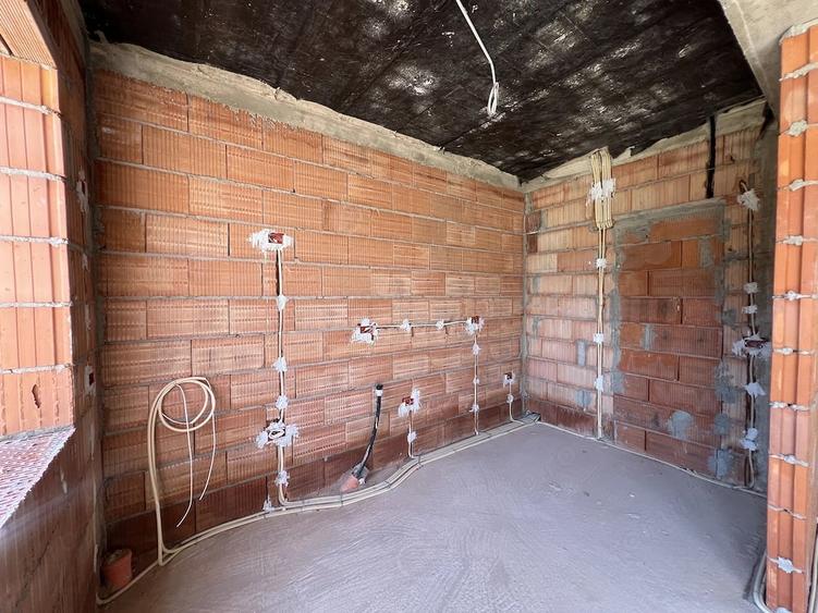 Casă cu 5 camere cu Teren 300 Mp în Ghiroda