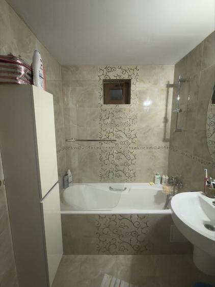 Apartament cu 3 camere decomandat în Școlilor