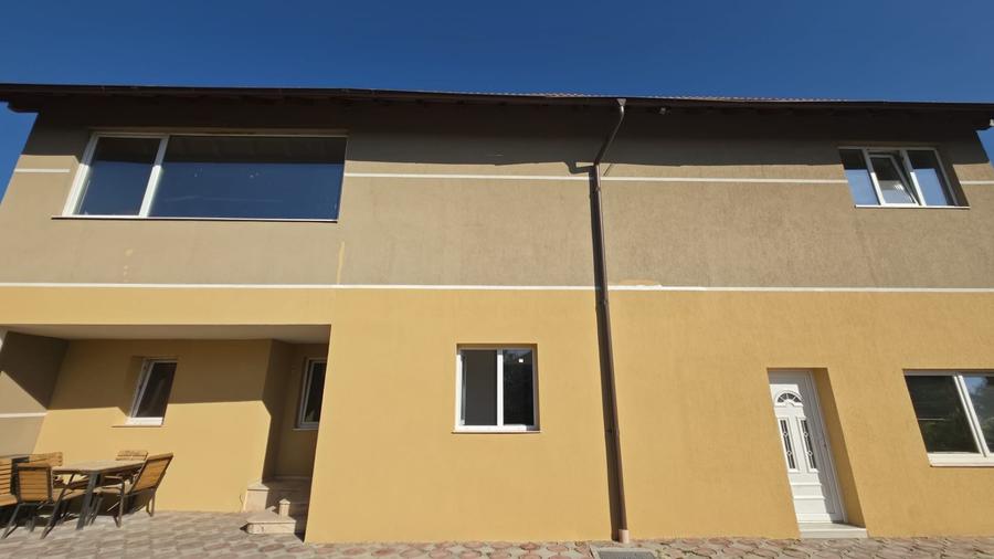 Casă individuală cu 9 camere cu Teren 400 Mp în Central