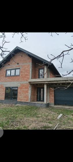 Casă individuală cu 5 camere cu Teren 1200 Mp în Central