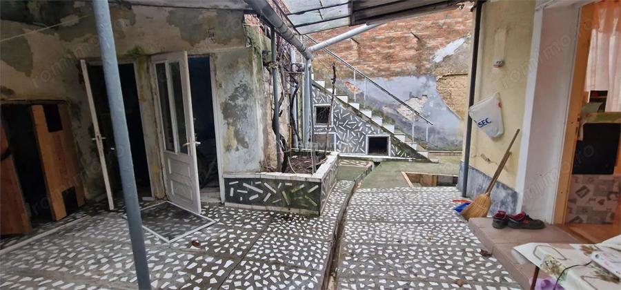 Casă cu 6 camere cu Teren 500 Mp în Muncitoresc