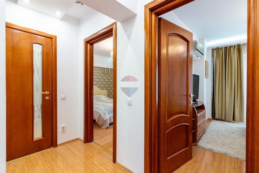 Apartament cu 3 camere decomandat, mobilat în P-ța Sfânta Vineri