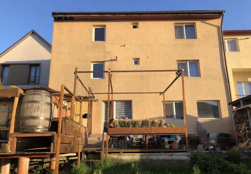 Casă individuală cu 10 camere cu Canalizare în Zorilor