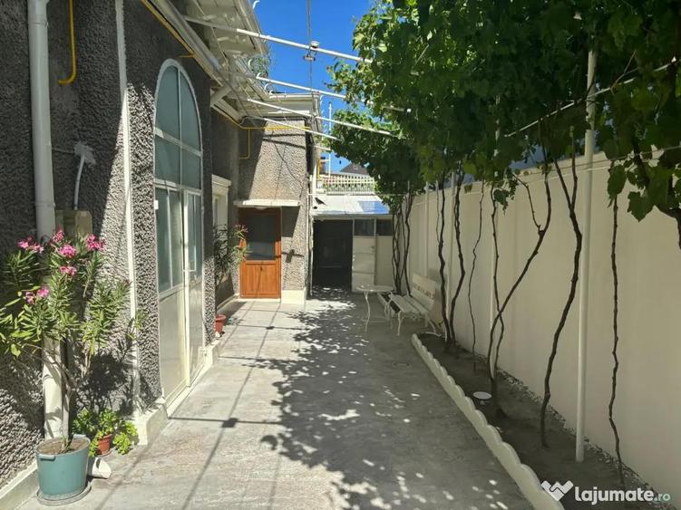 Casa de vanzare din caramida cu 5 camere in zona Piata mare. - 1