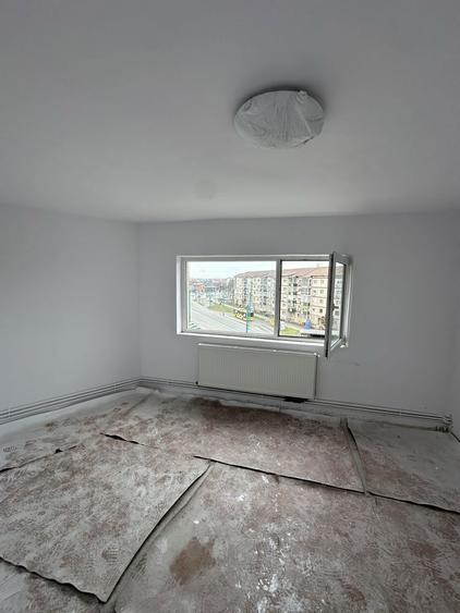 Vand apartament 2 camere decomandat, zona Soarelui - 1