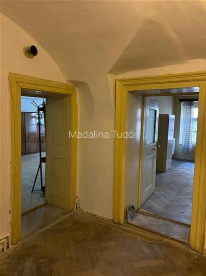 Apartament cu 3 camere semidecomandat în Centrul Istoric Apartament cu 3 camere semidecomandat în Centrul Istoric