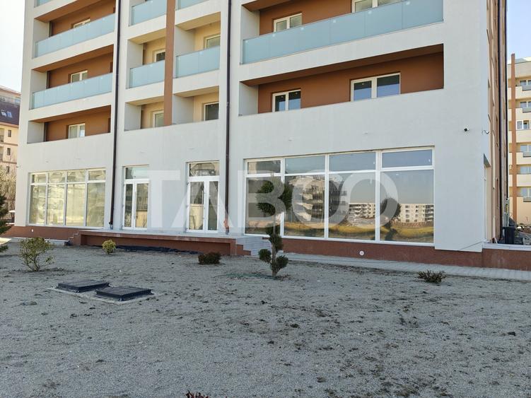 Spatiu Comercial de inchiriat cu 8 locuri de parcare - Vitrina 13 m - 8