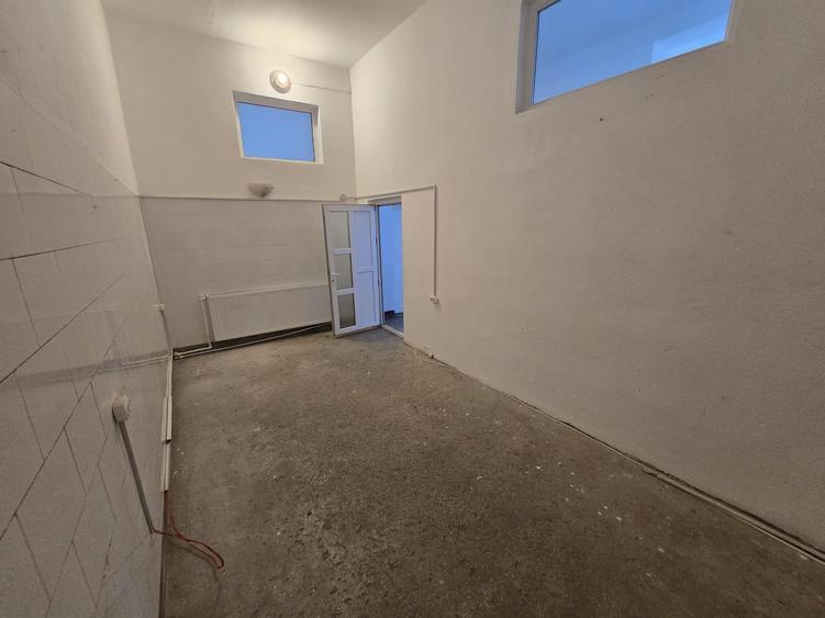 Inchiriez hala situata ultracentral in Caracal - 1