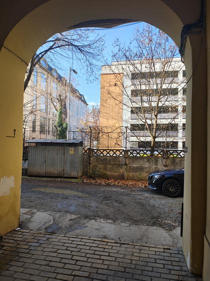 DE VÂNZARE — Spațiu/apartament  la demisol, în centrul orașului - 2