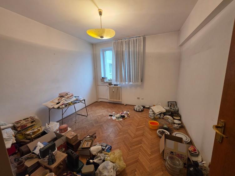 Titan, 10 minute metrou Costin Georgian, la piata Minis,  2 grupuri sanitare - 12