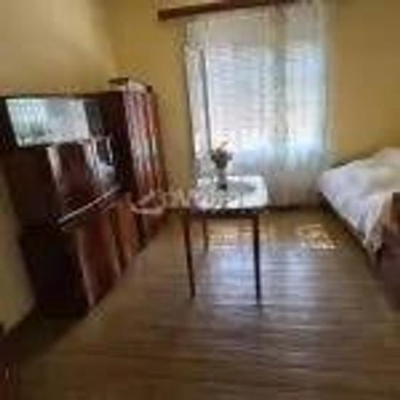 Resita, de vanzare casa, doua corpuri, curte, zona centrala - 3