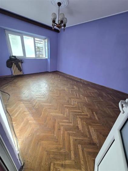 Dacia - la bulevard 2 camere decomandat, etaj intermediar, liber - 9