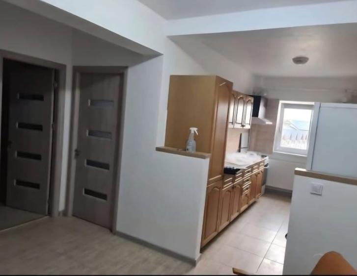 Inchiriez garsoniera bloc nou 1 Mai - 4