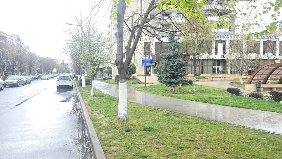 Vand 3 spatii comerciale in Deva zona foarte buna. Pret: 80 000 euro fiecare - 2