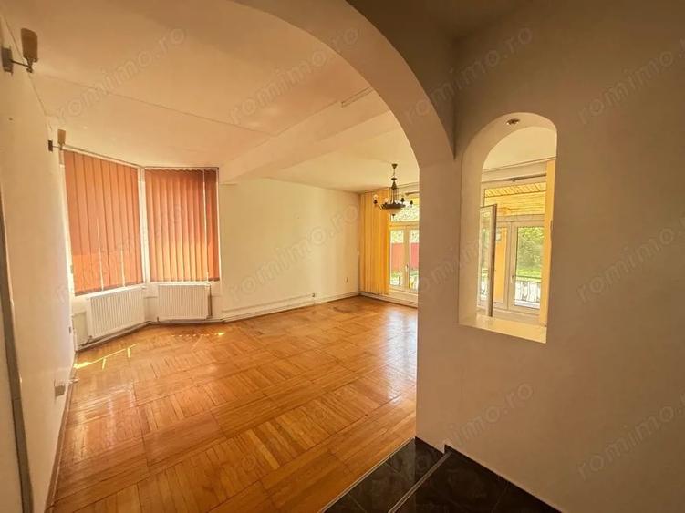 Casă cu 5 camere cu Teren 600 Mp în Aradului