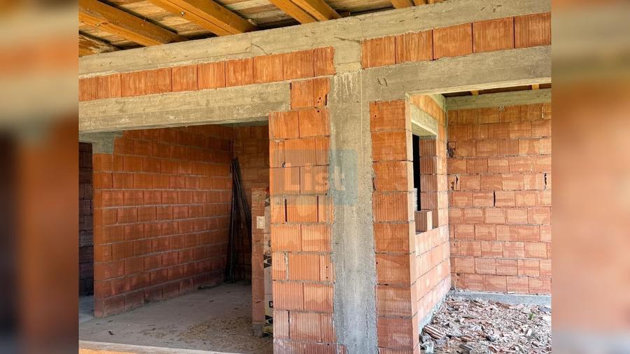 Casa noua nefinalizata 1679 MP teren Ciumeghiu Bihor. - 5