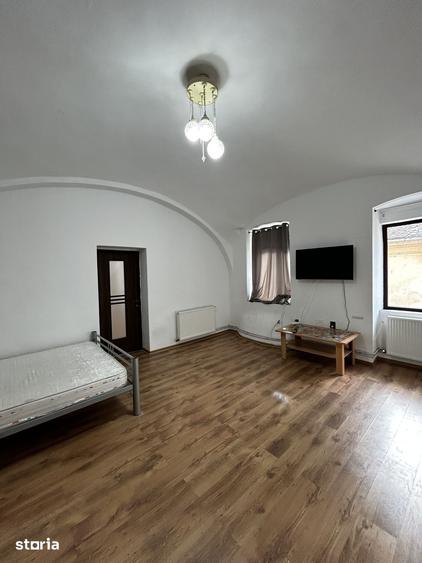 Apartament cu 3 camere, mobilat în Boul Roșu