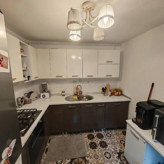 Apartament cu 3 camere decomandat, mobilat în Steaua