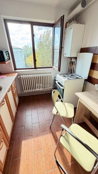 Apartament cu 3 camere decomandat, mobilat în Podu Roș