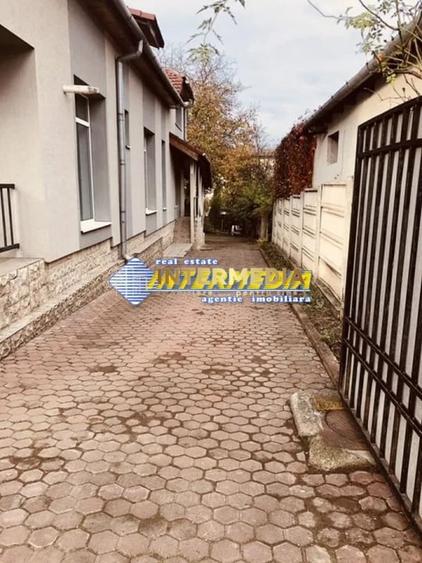 Casă individuală cu 7 camere cu Canalizare în Central